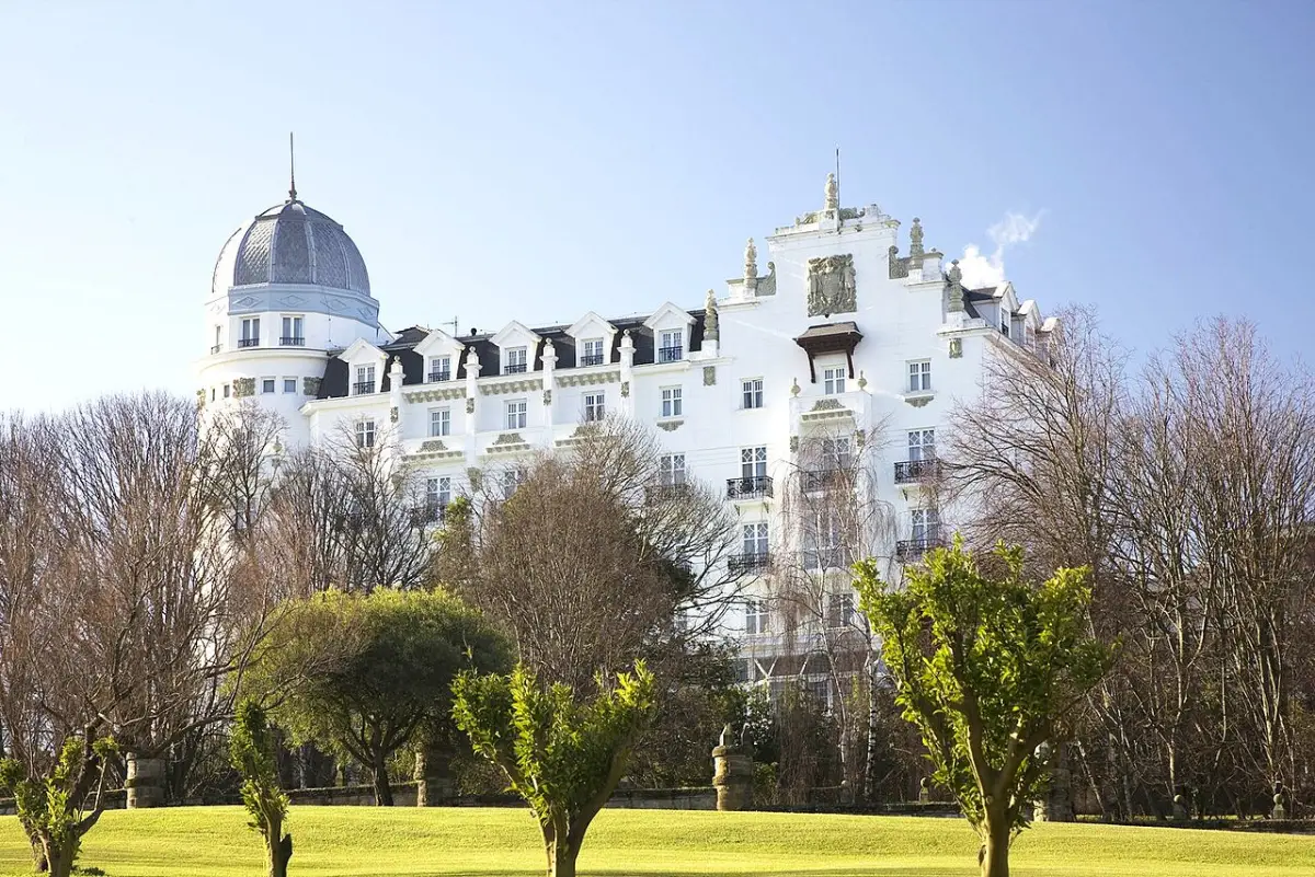 Fachada este del Hotel Real de Santander, blanca, entre jardines