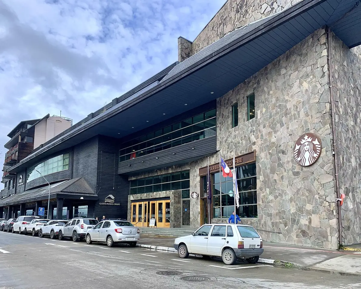 Fachada del casino de Puerto Varas, en el mismo complejo que el hotel