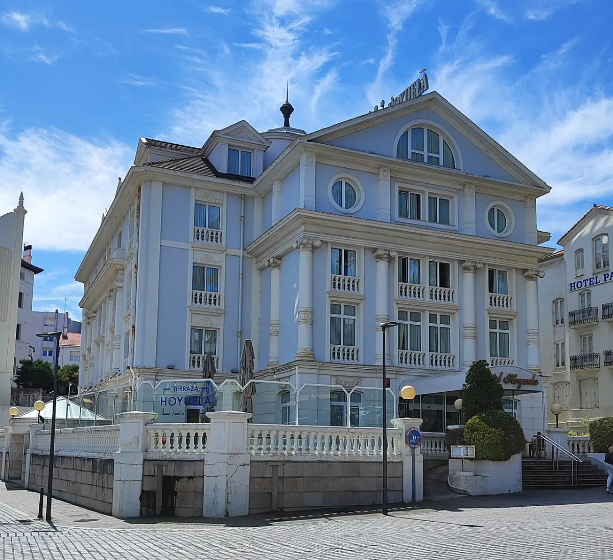 Fachada clásica del Hotel Hoyuela en El Sardinero