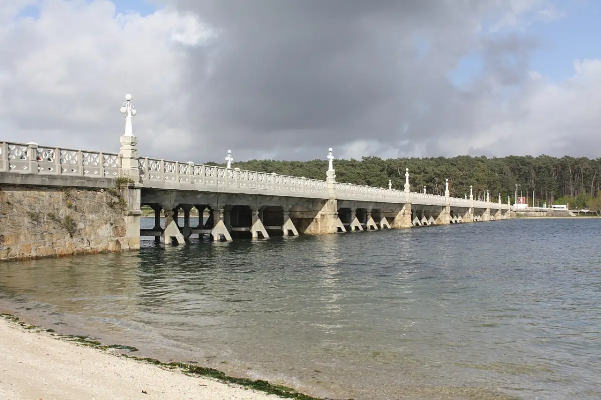 Puente de piedra que une O Grove con la isla de La Toja