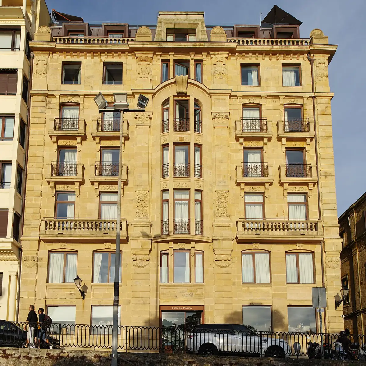 Edificio de piedra del Lasala Plaza Hotel en San Sebastián