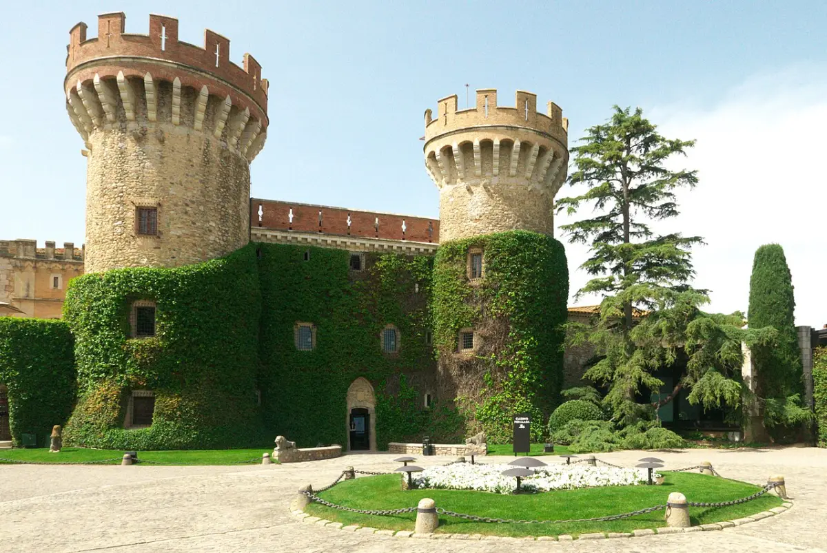 Torres almenadas del castillo de Peralada cubiertas de hiedra