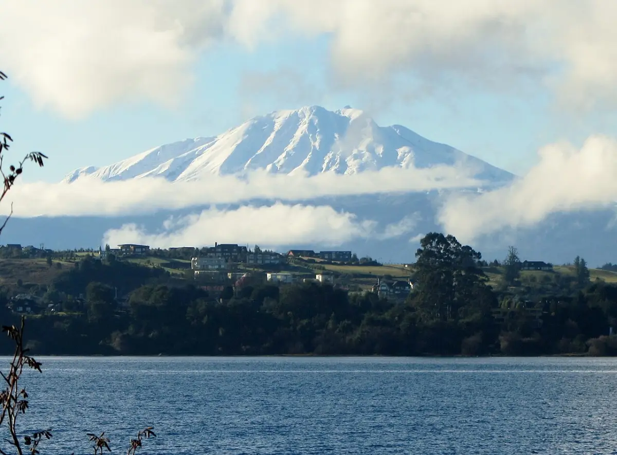 Lago Llanquihue y volcán Calbuco nevado vistos desde la costanera de Puerto Varas