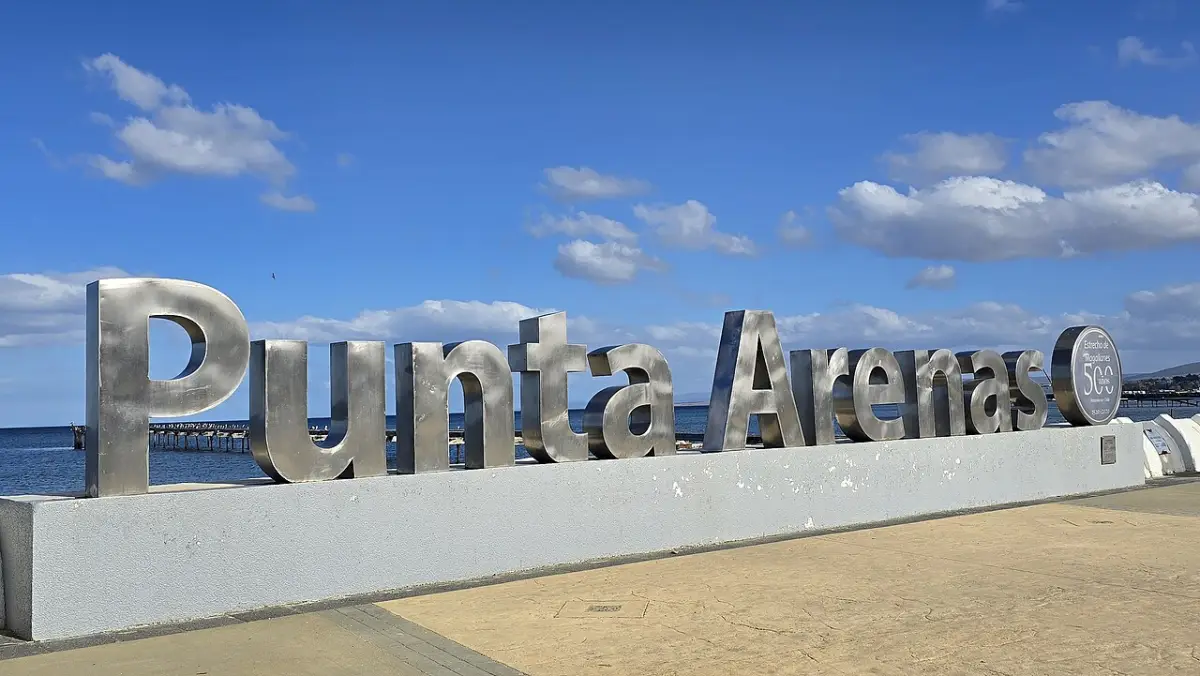 Letras de Punta Arenas en la costanera, frente al estrecho de Magallanes