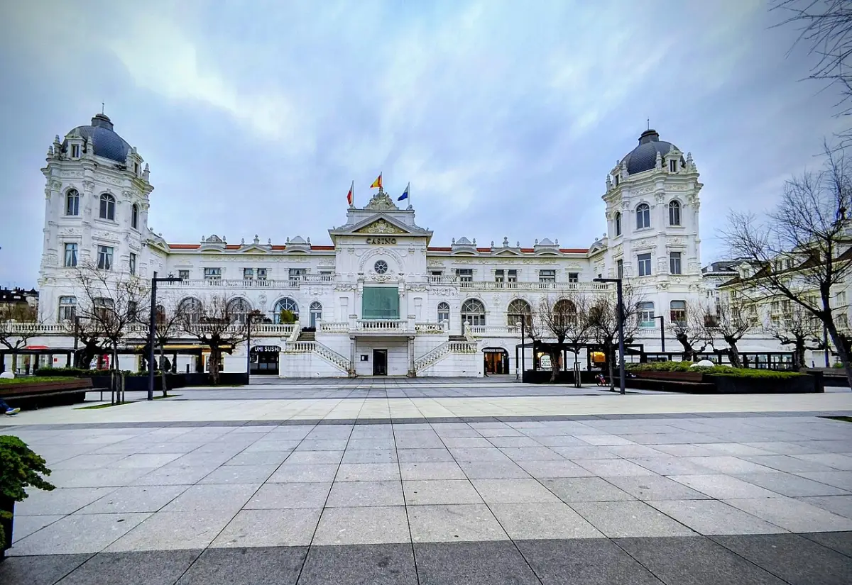 Fachada blanca del Gran Casino Sardinero en la plaza de Italia de Santander